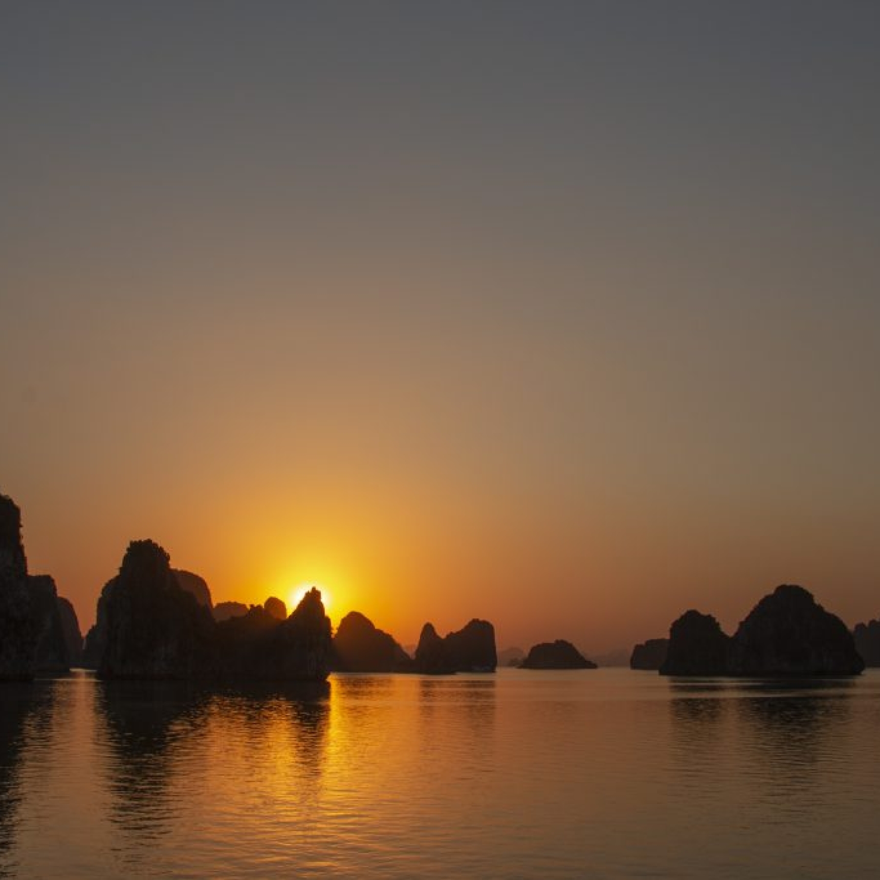 BAY TU LONG BAY VIETNAM 2